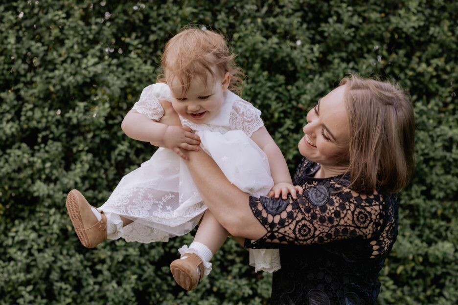 Bridesmaid playing with flowergirl