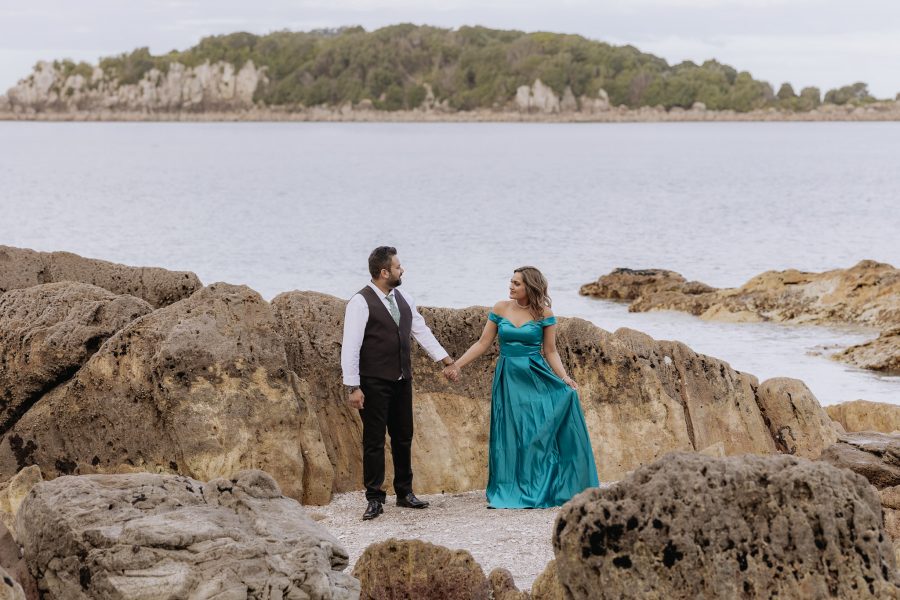 Couple wedding photos in front of Mount Maunganui Beach